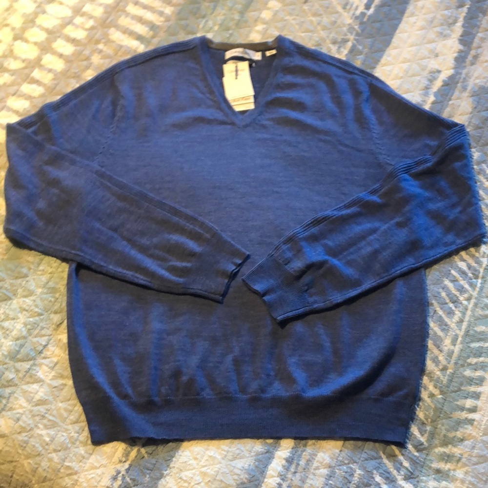 NWT Calvin Klein Merino wool V-Neck Sweater. Mens medium